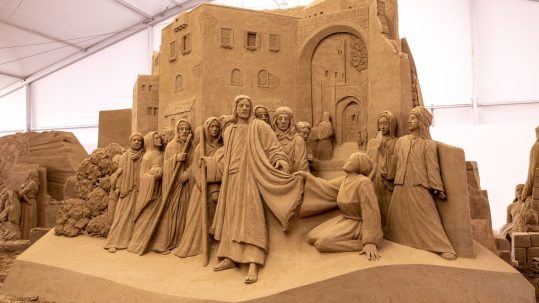 Il Presepe di Sabbia di Jesolo riscopre il grande cuore dei visitatori