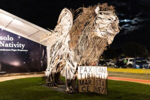 L’opera lignea “Il leone alato di Vaia”, realizzata per l’occasione dallo scultore Marco Martalar.