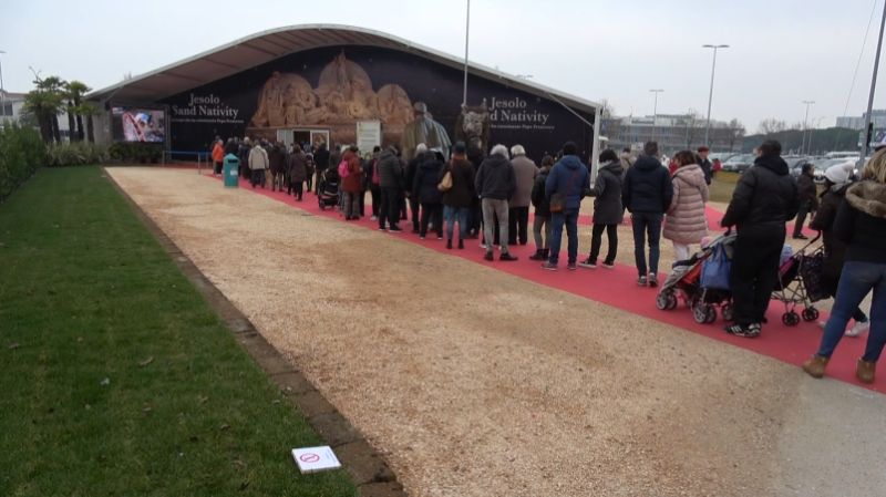 La coda di visitatori nel giorno di Santo Stefano allo Jesolo Sand Nativity 2022.