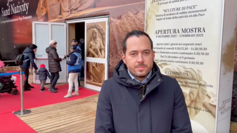 Il Sindaco di Jesolo, Christofer De Zotti, all'ingresso dello Jesolo Sand Nativity.