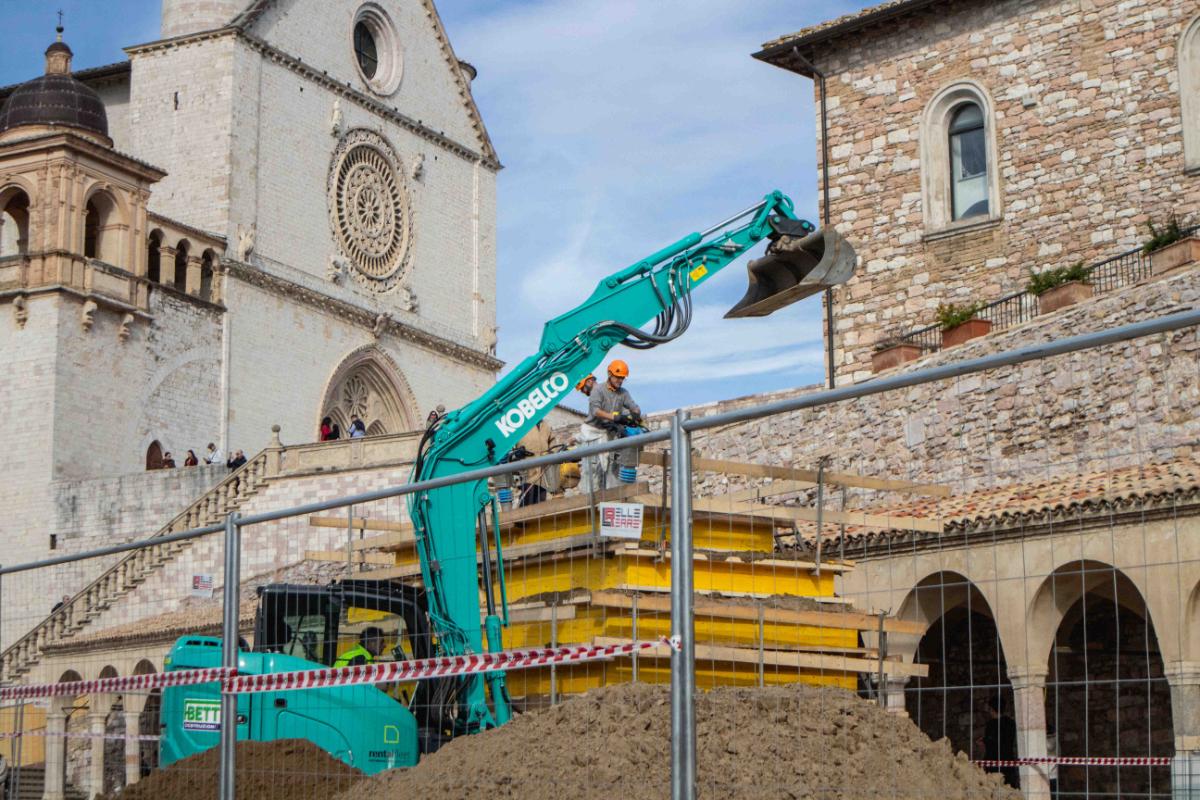 Lavori in corso ad Assisi per realizzare il Presepe artistico con la sabbia di Jesolo