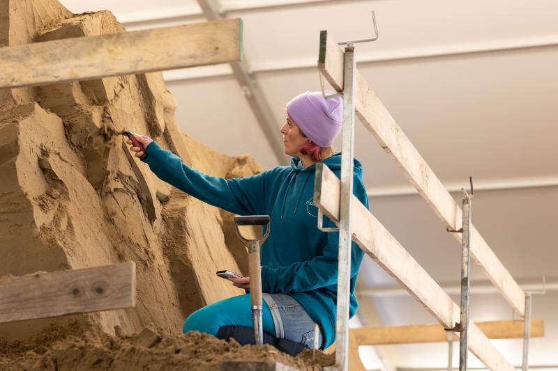 Artisti all'opera per realizzare le sculture di sabbia di Jesolo Sand Nativity 2023
