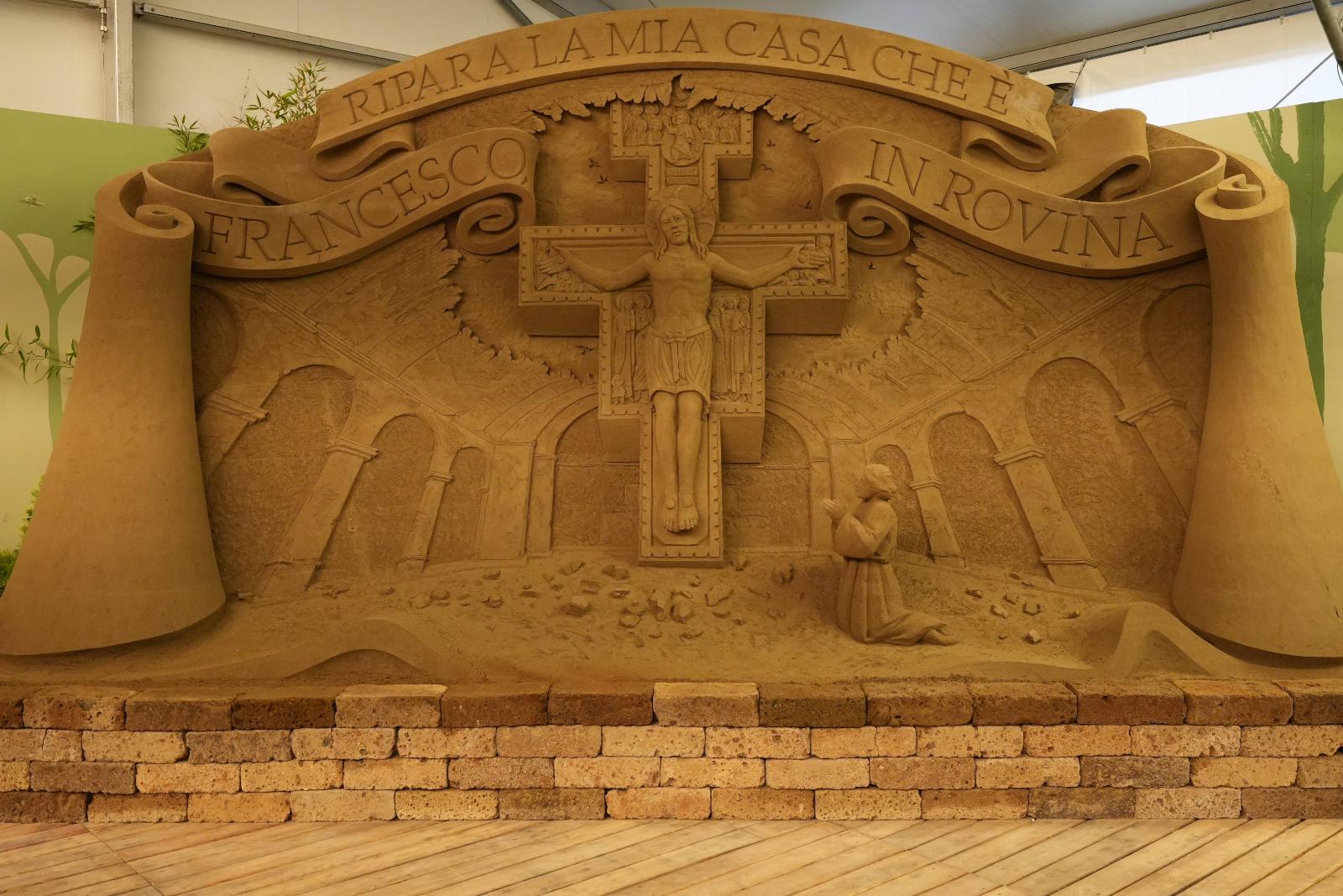 La preghiera al crocifisso - Jakub Zimacek - Jesolo Sand Nativity
